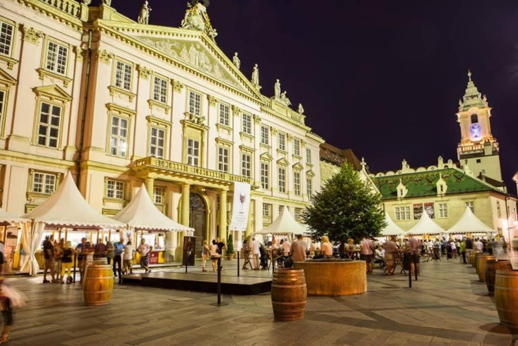 Vip Apartment In Old Town With Free Parking Bratislava Exterior foto