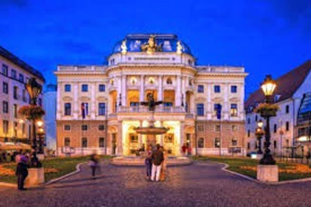 Vip Apartment In Old Town With Free Parking Bratislava Exterior foto