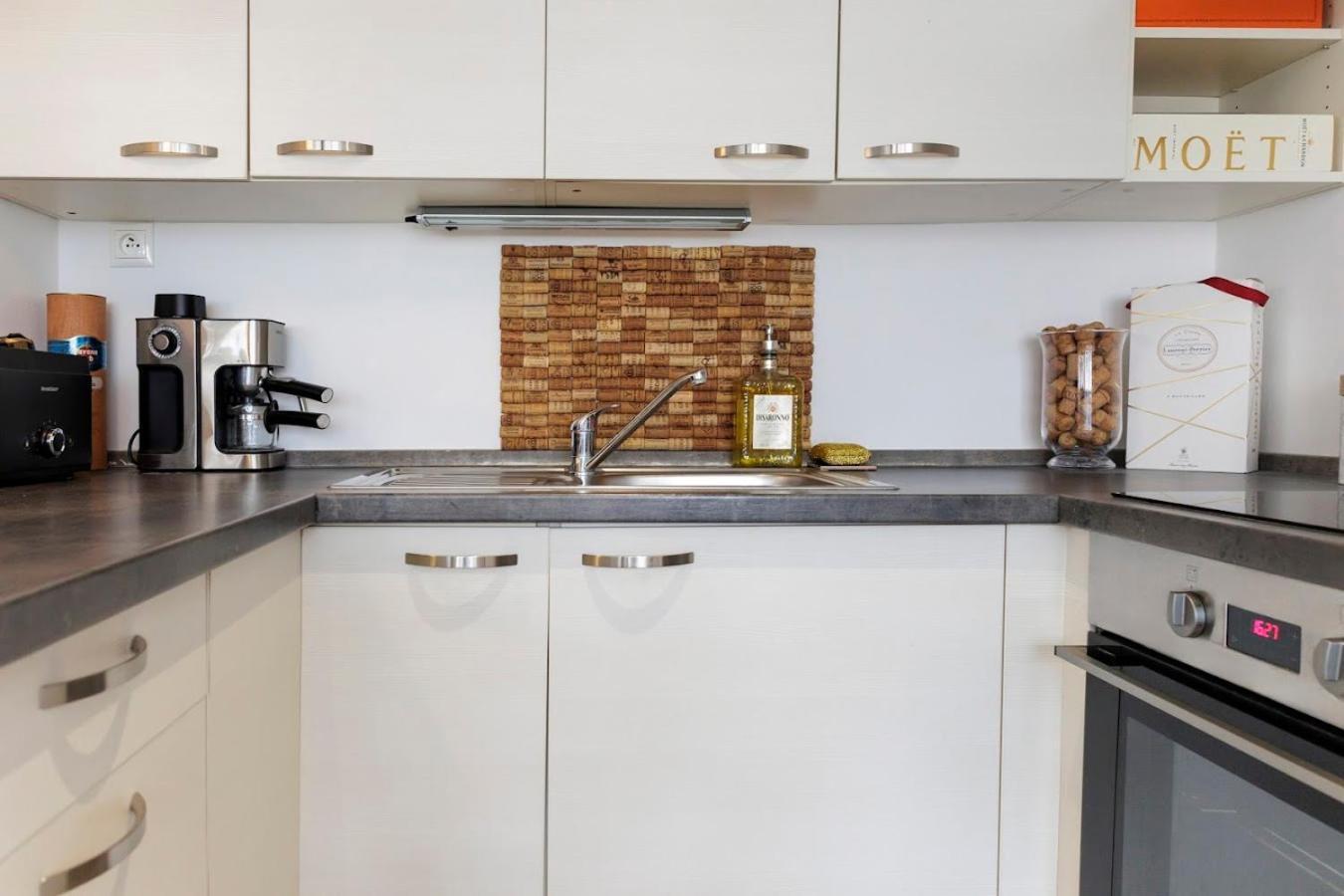 Vip Apartment In Old Town With Free Parking Bratislava Exterior foto
